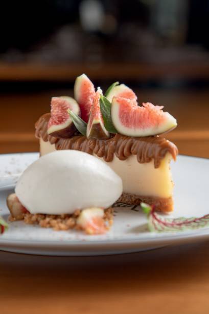 Torta do fichi: cheesecake com doce de leite de ovelha, figo e sorvete de mascarpone Torta do fichi: cheesecake com doce de leite de ovelha, figo e sorvete de mascarpone