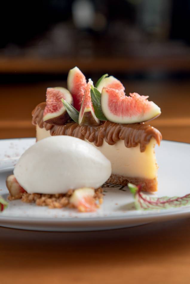 Torta do fichi: cheesecake com doce de leite de ovelha, figo e sorvete de mascarpone Torta do fichi: cheesecake com doce de leite de ovelha, figo e sorvete de mascarpone