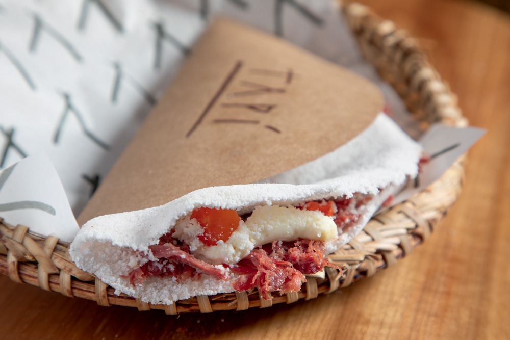 Tapioca com recheio em uma cesta de palha