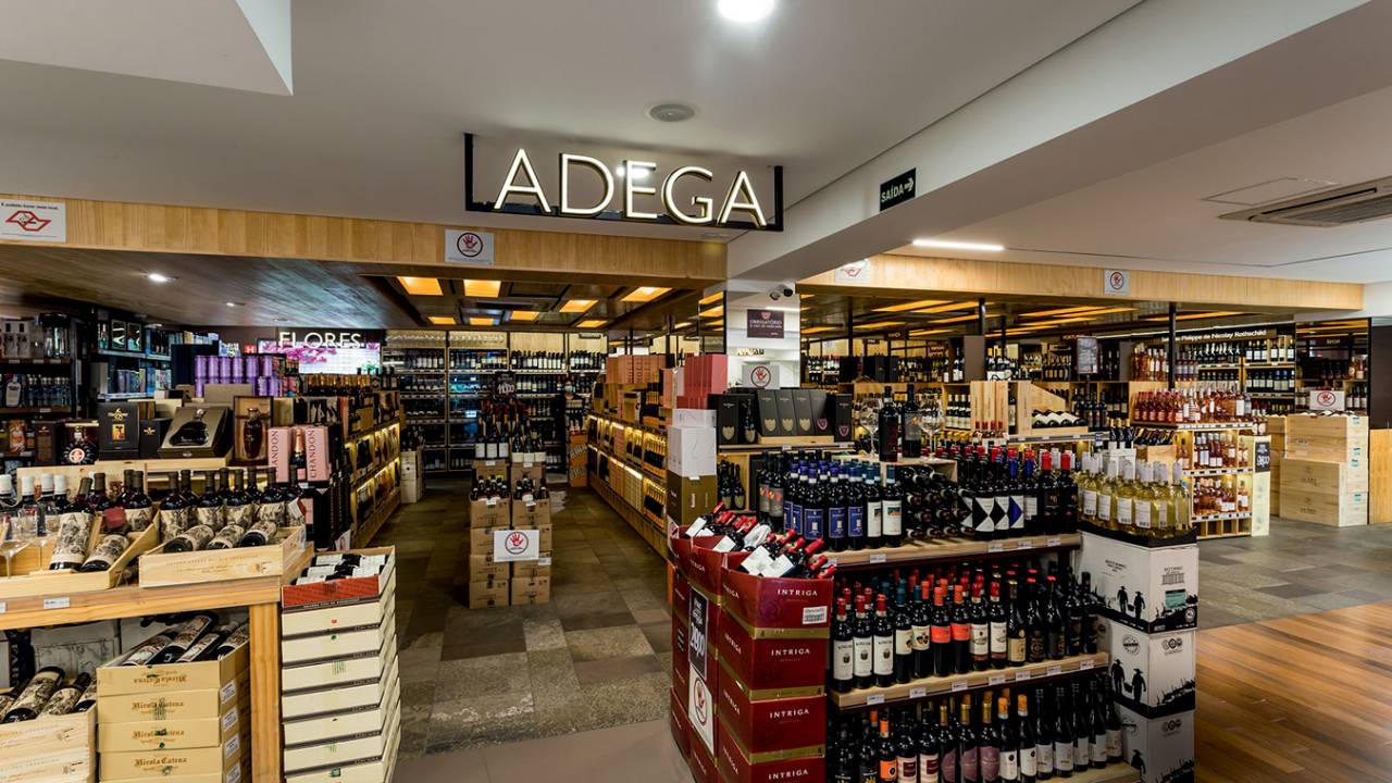 Prateleiras com vinho no Empório Santa Maria