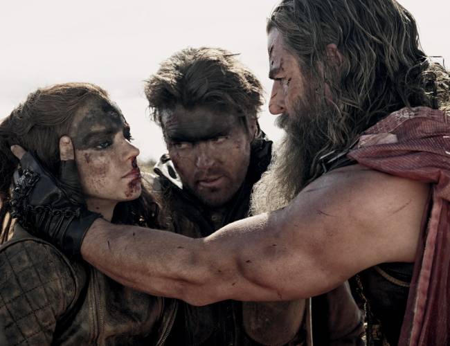 FURIOSA Furiosa (Anya), Jack (Tom Burke) e Dementus (Chris Hemsworth): personagens em cenas frenéticas de 'Mad Max'
