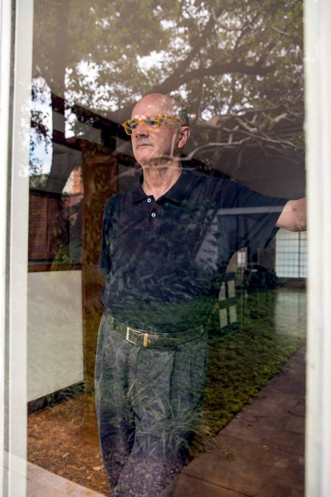 O artista plástico Guto Lacaz, em seu ateliê. guto-lacaz