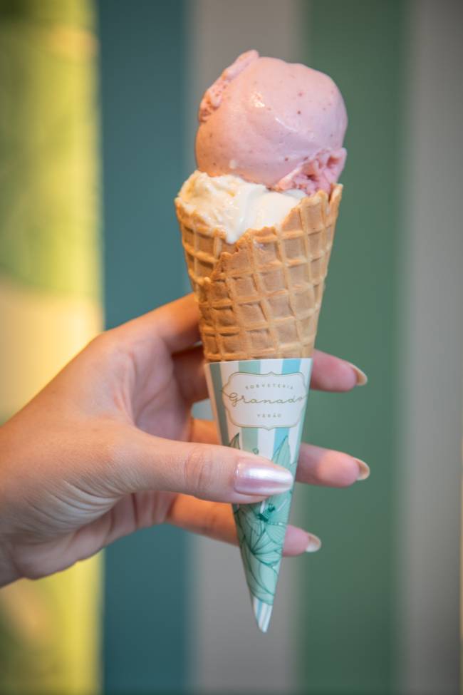 Granado Sorveteria Sorveteria da Granado com balcão listrado com branco, azul e verde.