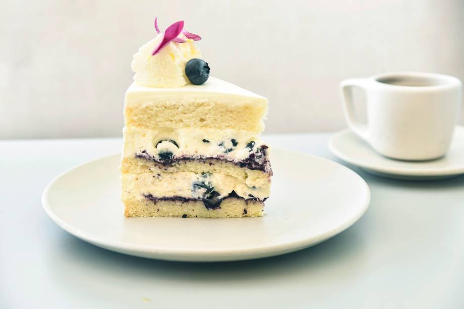Castella: pão de ló com chantili de mascarpone, creme e compota de mirtilo e a fruta fresca Castella: pão de ló com chantili de mascarpone, creme e compota de mirtilo e a fruta fresca