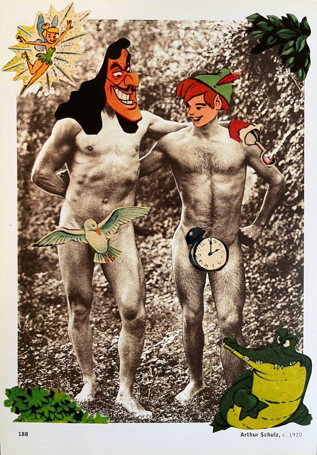 Luiz Sisinno – Gancho & Peter Pan, 2023 Imagem de dois homens nus com colagens de desenho animado na área da virilha e dos rostos