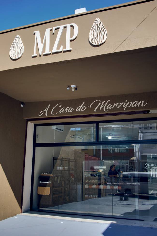 MZP Marzipan Fachada da nova loja com porta de vidro da MZP Marzipan