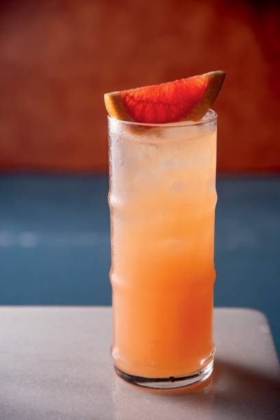 Drinque galeano do Martina Tapas & Tragos: de gim, soda de toranja, pimenta-rosa, limão-siciliano e tônica Drinque galeano do Martina Tapas & Tragos: de gim, soda de toranja, pimenta-rosa, limão-siciliano e tônica