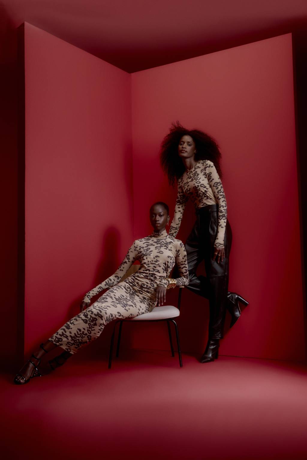 Sheila Bawar e mãe Berta Bawar-Crédito Bruna Castenheira-Divulgação (2) Duas modelos negras posam em fundo vermelho com roupas justas claras estampadas
