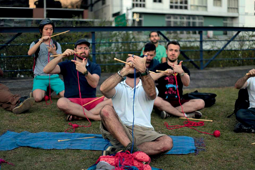 Homens aderem ao crochê e encontram uma fonte de renda e bem-estar