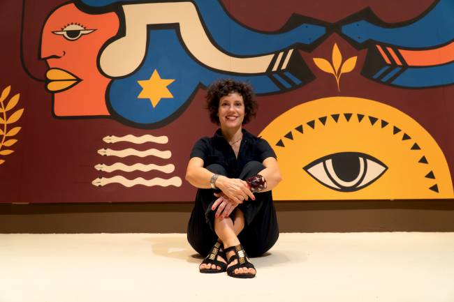 VEJASP_CASACOR_1816.jpg Destaque na exposição da CASACOR: Joana Lira em frente a seu mural