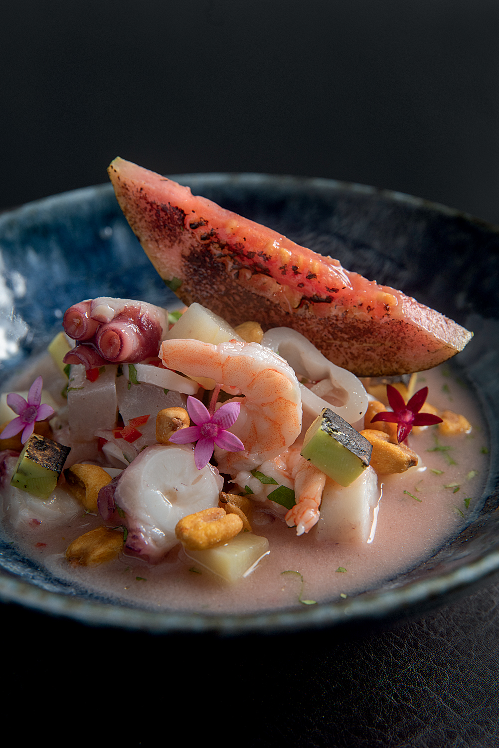 Skye – Hotel Unique prato fundo com ceviche de frutos do mar com fatia de goiaba por cima