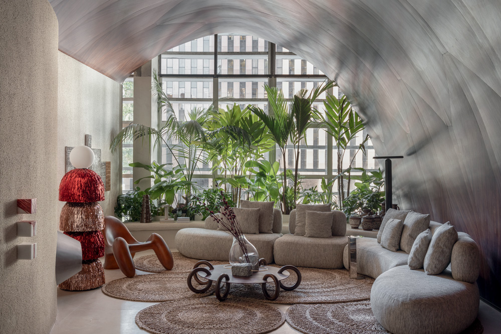 Ambiente do Sala2 Arquitetura: tapetes com trançado de palha da Leva Oficina trazem aspecto artesanal