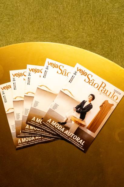 A edição de moda autoral em destaque no ambiente. A edição de moda autoral em destaque no ambiente.