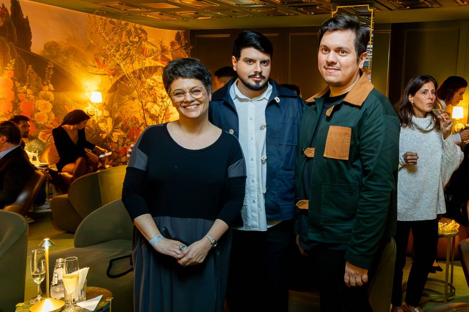 A jornalista Vanessa Barone, que assinou a capa, o estilista Marco Normando e seu sócio, o publicitário Emídio Contente. A jornalista Vanessa Barone, que assinou a capa, o estilista Marco Normando e seu sócio, o publicitário Emídio Contente.