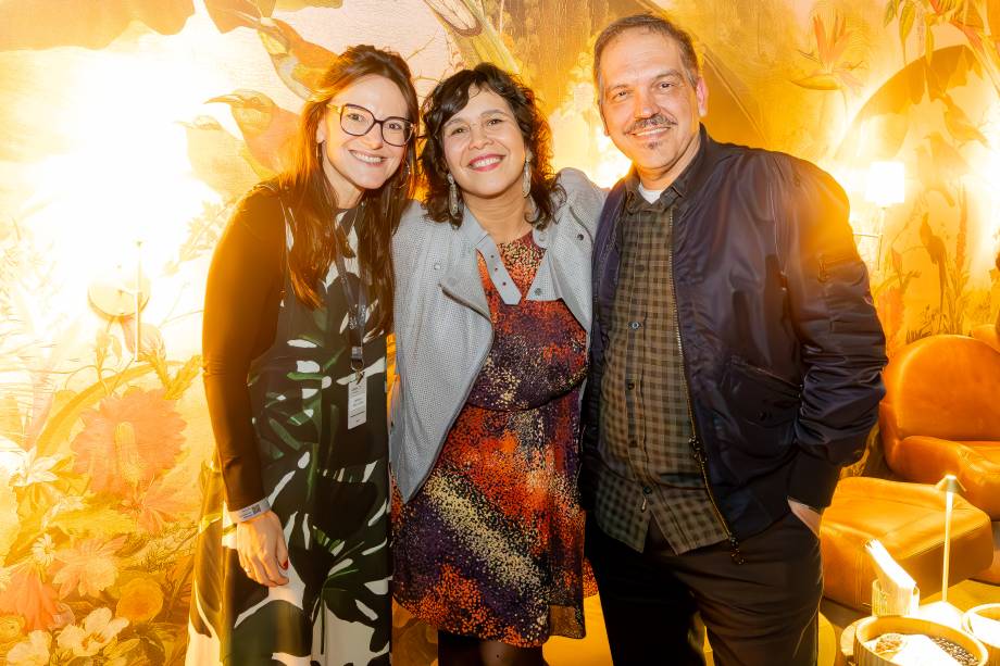 Andrea Abelleira, VP de Publishing da Editora Abril (à esq.), Alice Granato, redatora-chefe da Vejinha, e o editor-executivo, Arnaldo Lorençato. Andrea Abelleira, VP de Publishing da Editora Abril (à esq.), Alice Granato, redatora-chefe da Vejinha, e o editor-executivo, Arnaldo Lorençato.