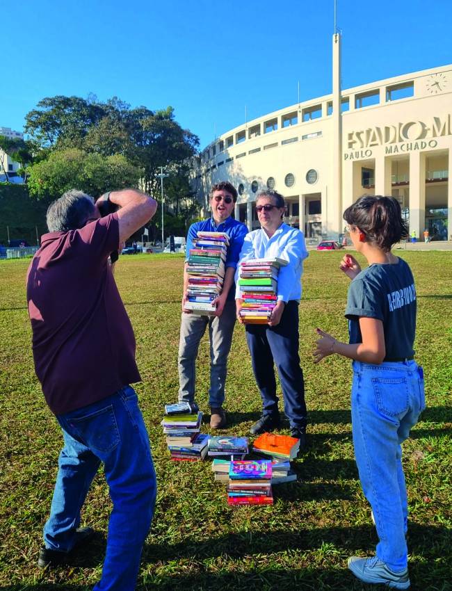 20240624_082717.jpg O fotógrafo Agliberto Lima e a equipe da revista empenhados na produção da capa na Praça Charles Miller