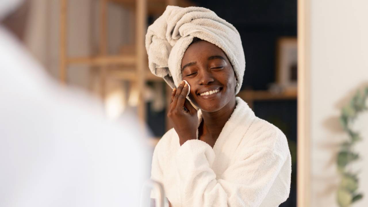 Mulher aplicando produto de skincare