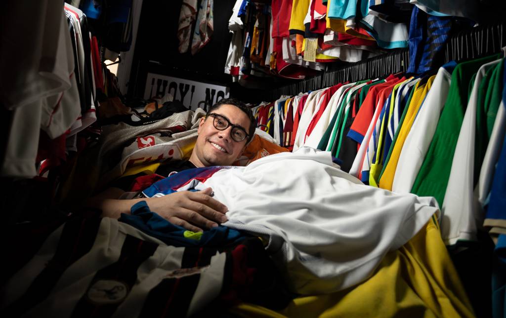 Corintiano quebra recorde mundial com coleção de camisas de futebol