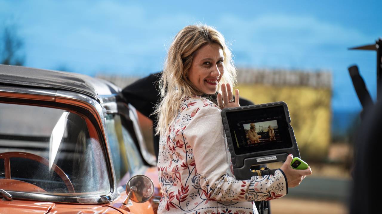 Mulher loira em set de cinema