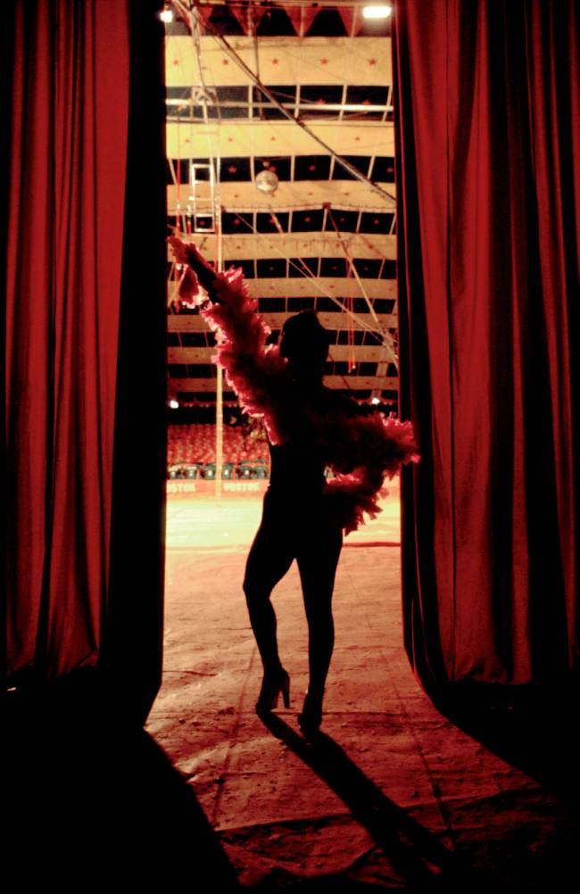 Luiz Braga_Entrando no palco, 1993_Pigment print on photographic cotton paper_105x70cm luiz-braga-entrando-no-palco