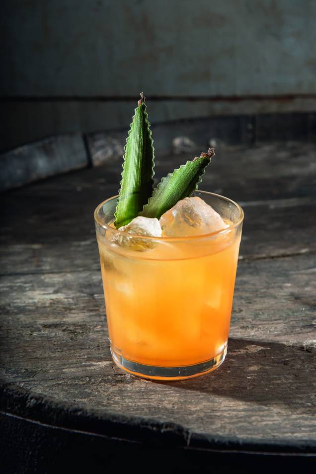 Piña quemada: de rum, “conhaque” de alcatrão e doce de abacaxi Piña quemada: de rum, “conhaque” de alcatrão e doce de abacaxi