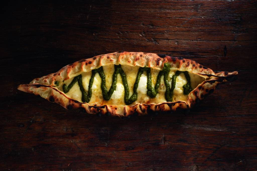 Shuk Esfihas, na Vila Madalena, serve o salgado assado no forno a lenha