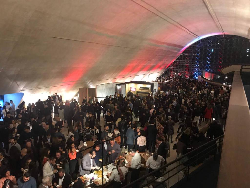 Prazeres da Mesa Foto aérea de evento, no estilo feira, de noite, lotado.