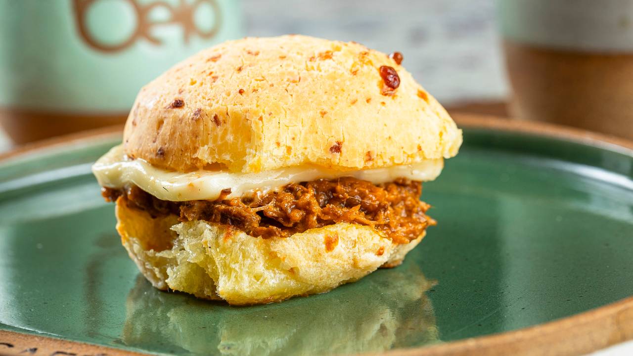 Pão de queijo com recheio em cima de um prato