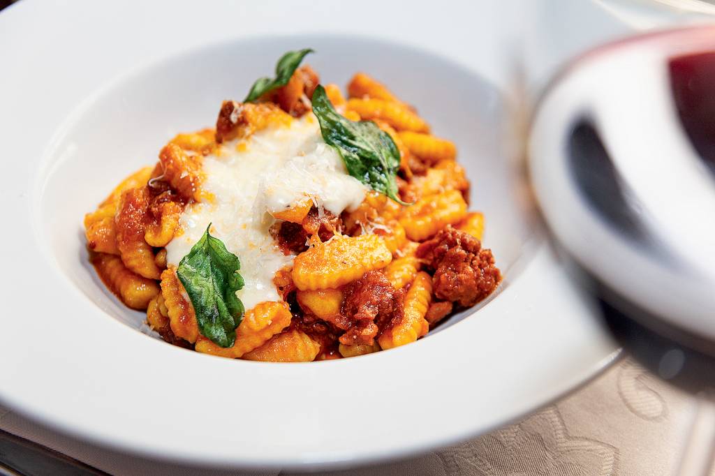 Santo Colomba, depois de 31 anos, estreia cardápio executivo