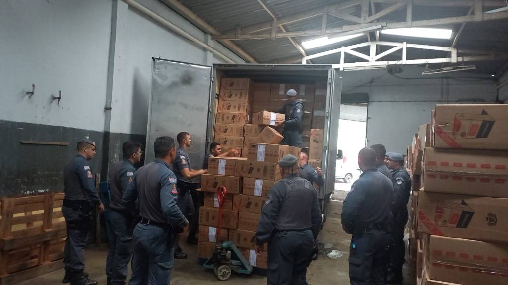 Polícia apreende 11,8 milhões de cigarros clandestinos em depósito