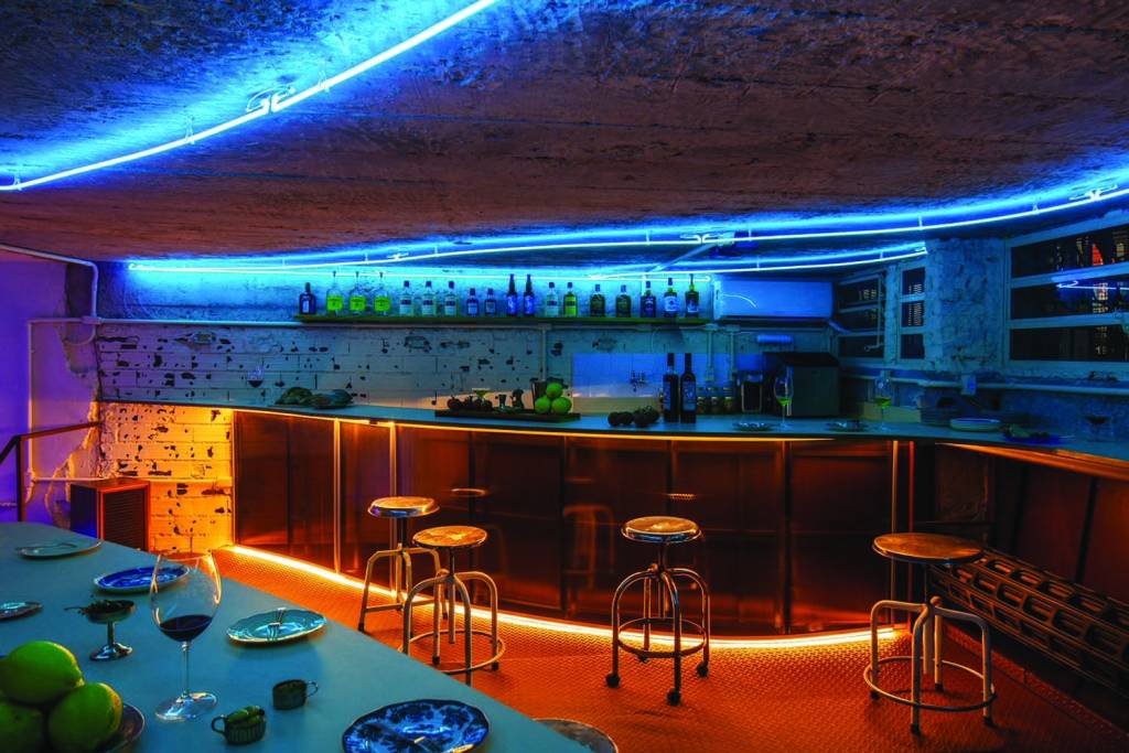 Bar da Bege serve drinques escondido no mezanino de uma loja na Vila Buarque