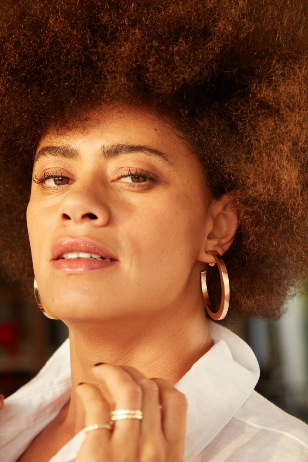 Ana Flavia Cavalcanti – Crédito Hanna Vadasz-Divulgação (7) Mulher negra posa com brincos dourados e cabelos crespos volumosos