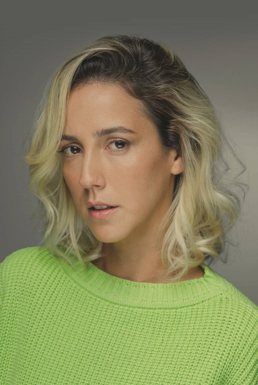 Camila Márdila Crédito Fabio Audi-Divulgação (2).jpg Mulher loira de suéter verde