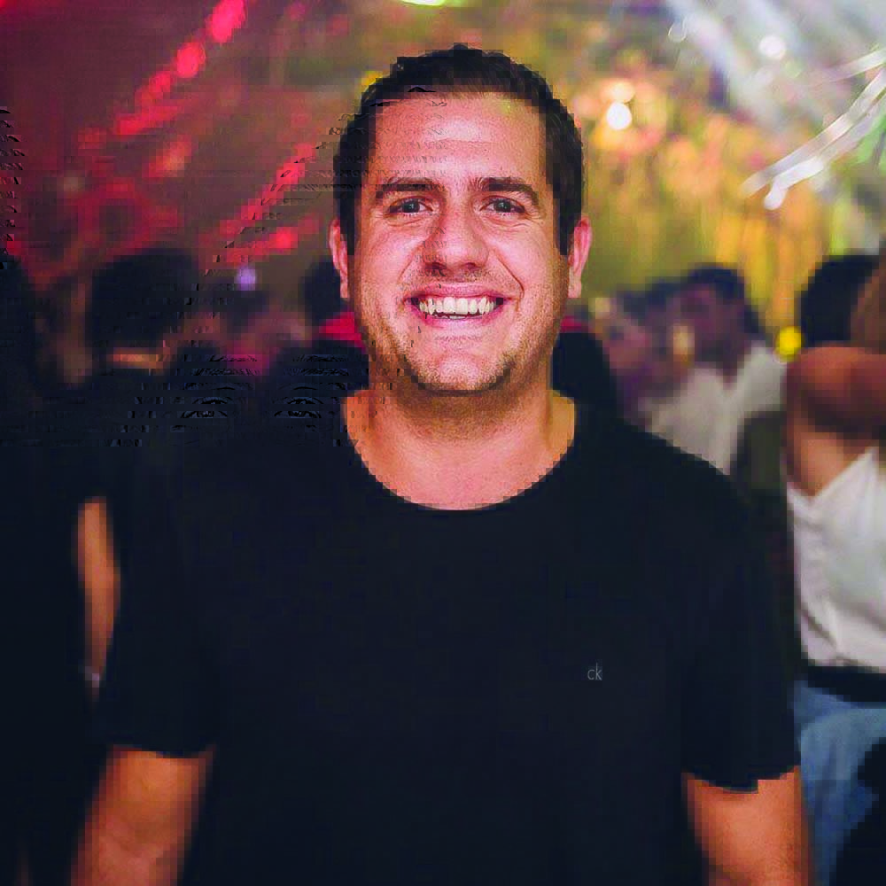 Edu Poppo Crédito Gui Oliveira-Divulgação.JPG Homem branco de camiseta preta em pista lotada