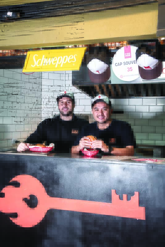 Firedoor Dois homens dentro da cozinha da lanchonete