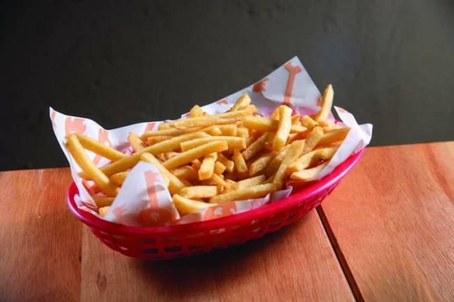 Firedoor Prato com batata frita em cima de uma mesa