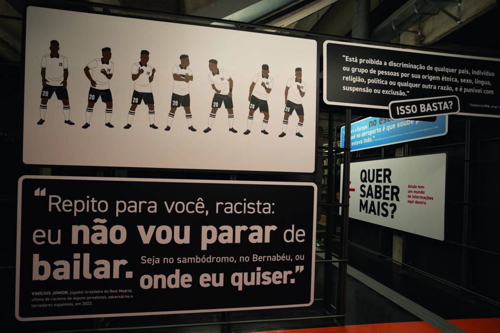 Museu do Futebol Foto de placas e o dizer de Vini Jr. (repito para você, racista: eu não vou parar de bailar).