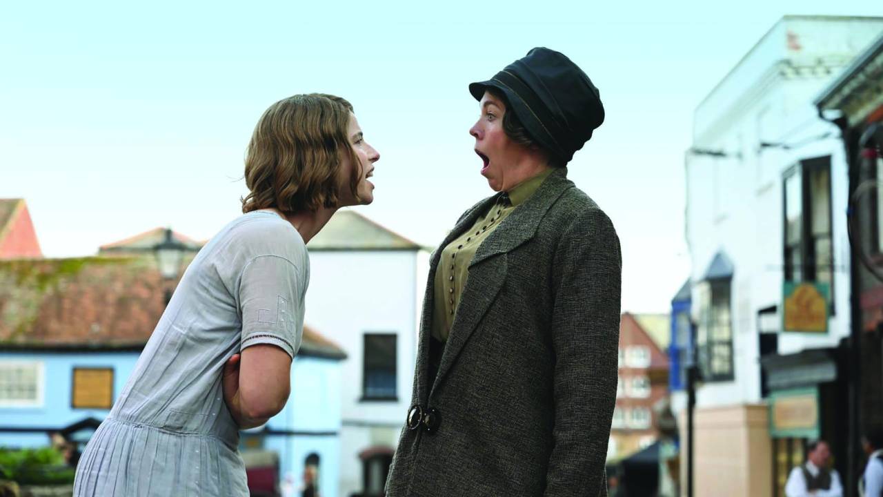 Jessie Buckley e Olivia Colman em 'Pequenas Cartas Obscenas'