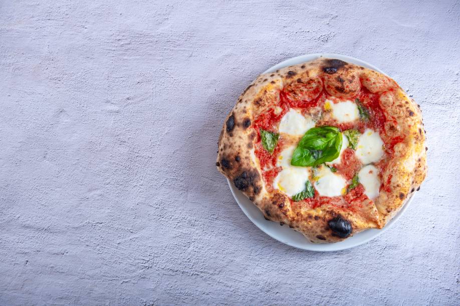 Tomate San Marzano, mozzarella de búfala, azeite extravirgem e basílico