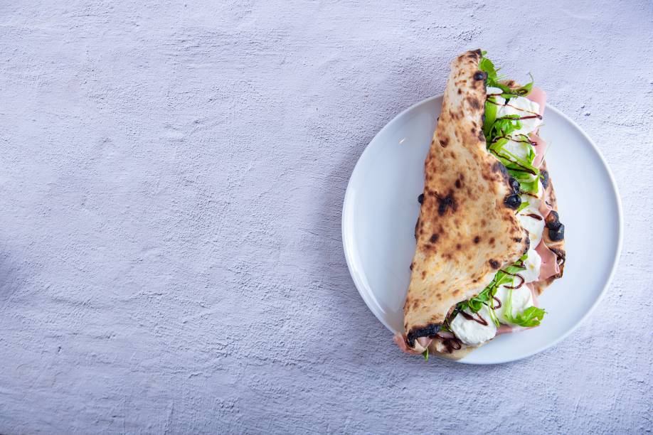 Mortadela, muçarela de búfala, rúcula e geleia de alho negro artesanal