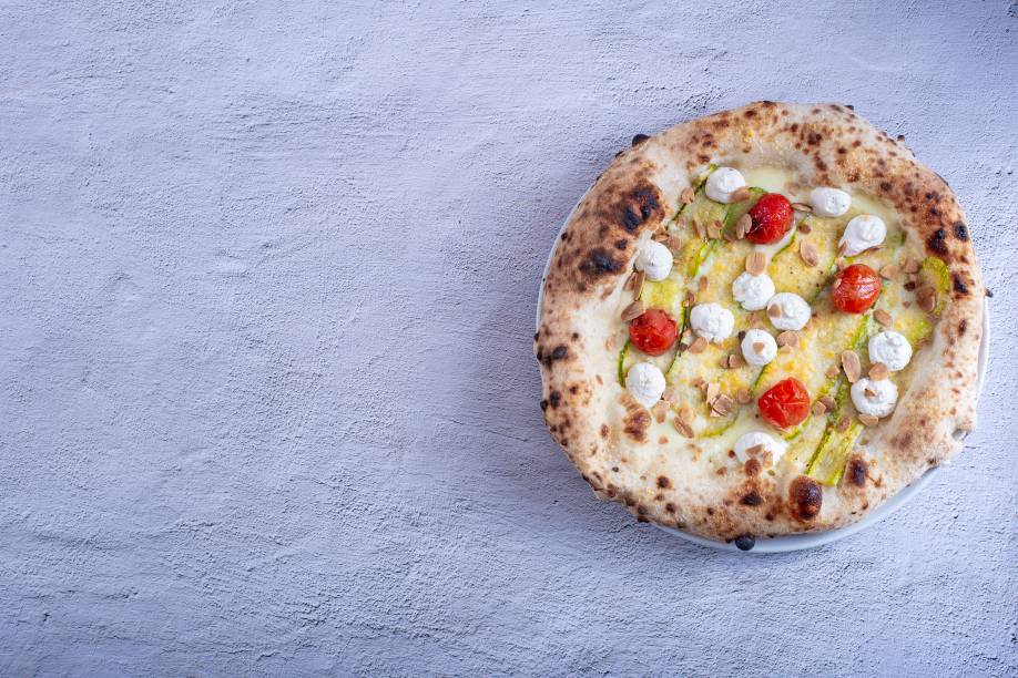 Muçarela fior di latte, abobrinha, parmesão, ricota, tomate confit e amêndoa tostada