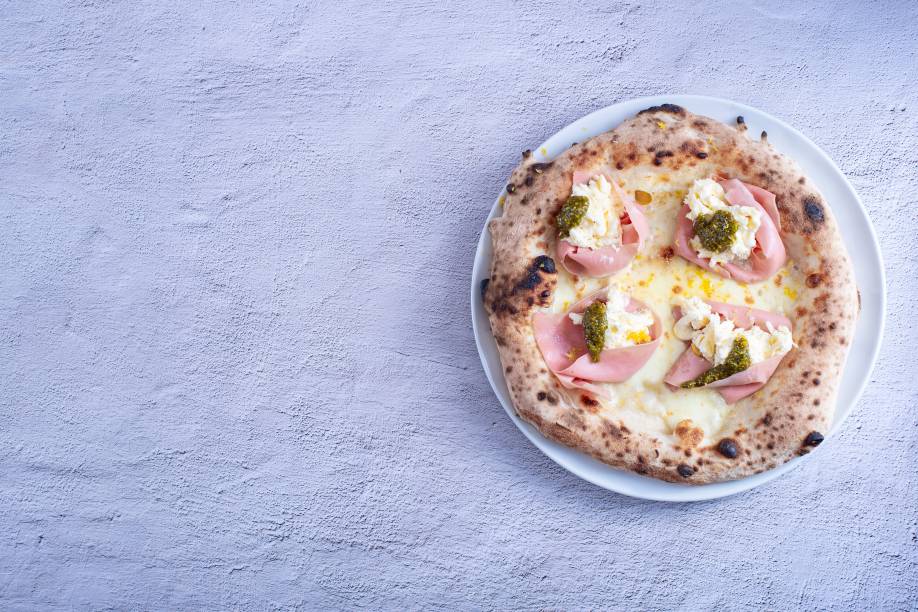 Muçarela fior di latte, mortadela, stracciatella e pesto de pistache