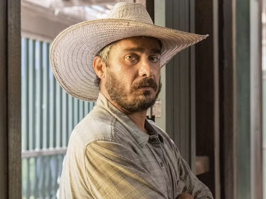 Homem de barba e chapéu de caubói