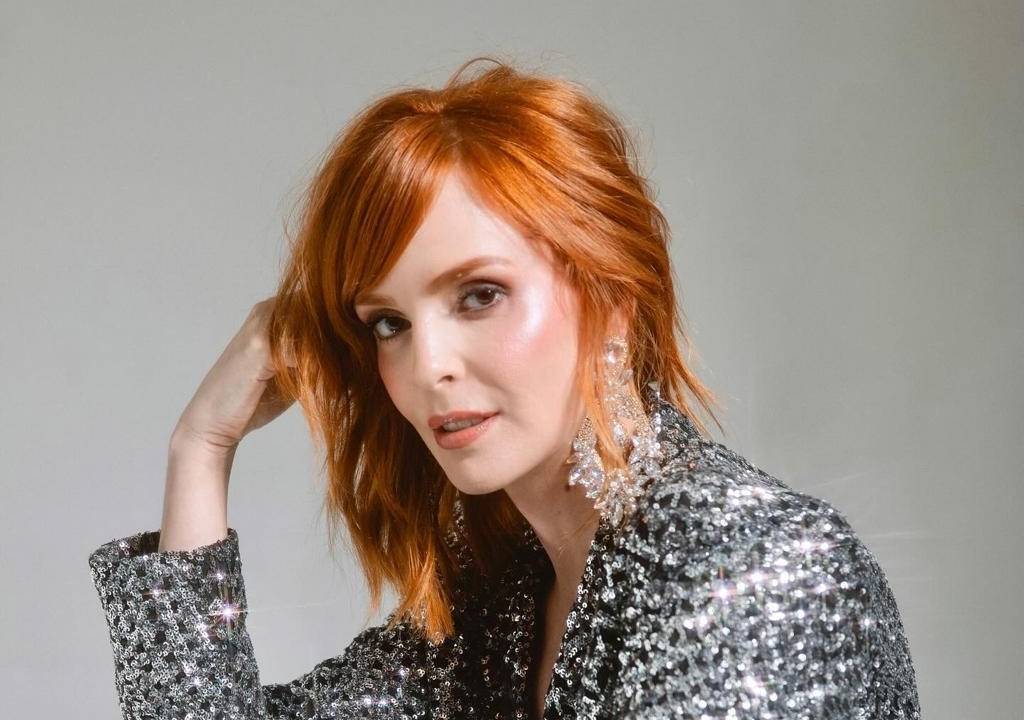 Mulher ruiva de roupa prateada
