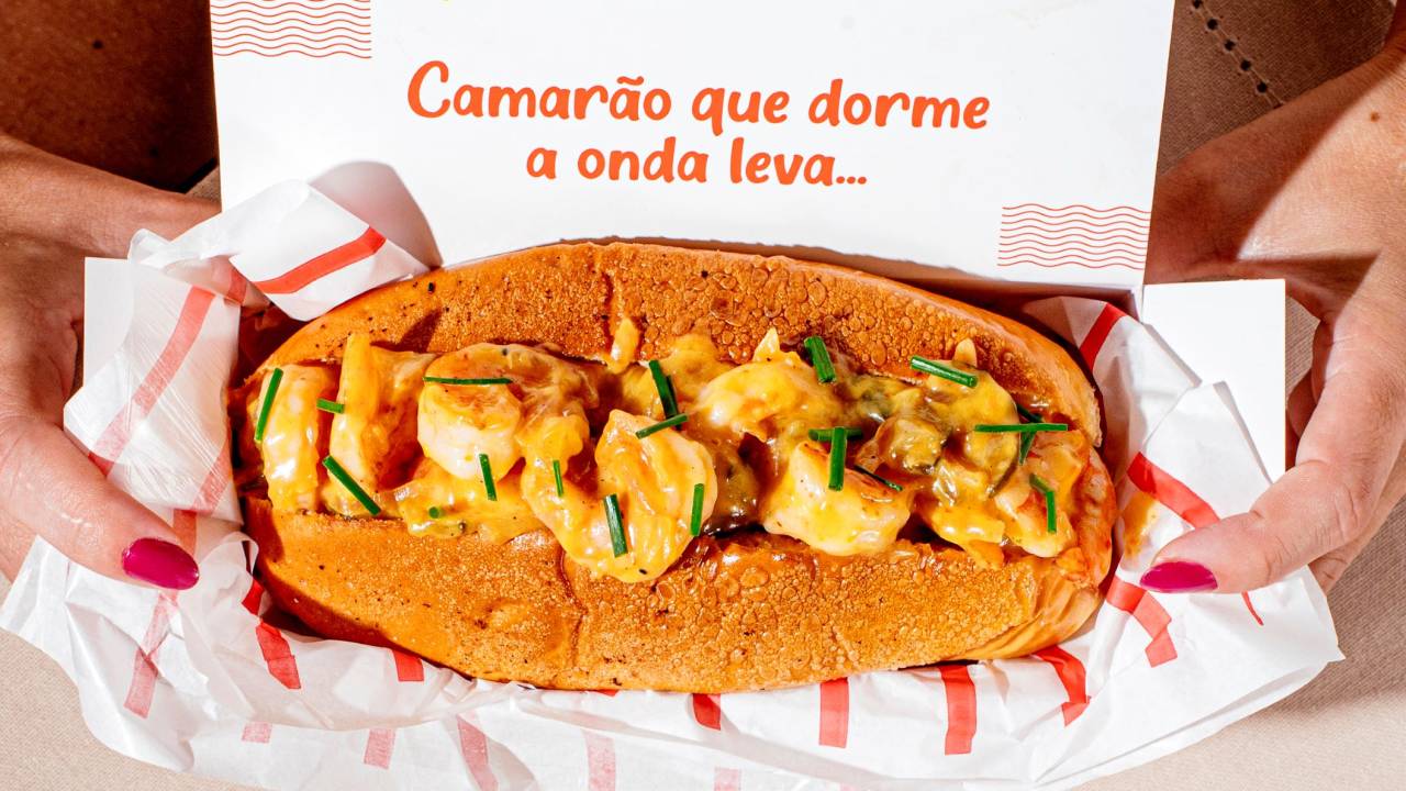Sanduíche com camarão no pão de hot dog