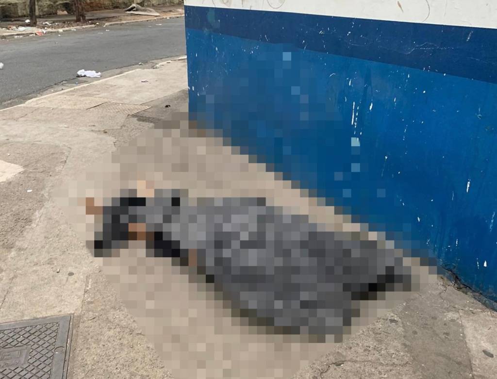 Homem em situação de rua é encontrado morto em frente a UBS no centro