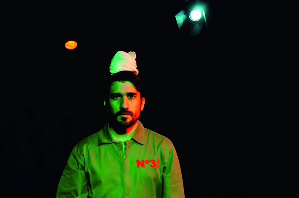 Peça se baseia em vivências pessoais para pensar o militarismo no Brasil