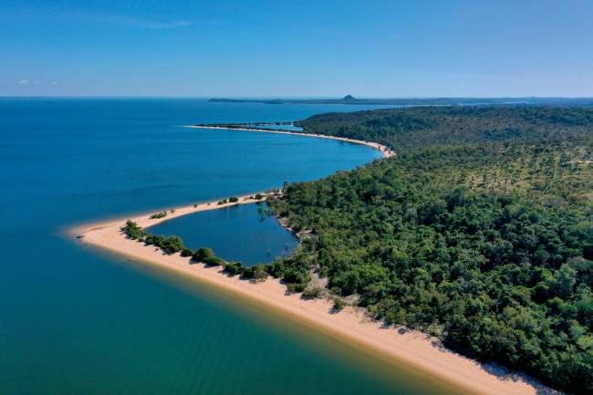Pará Vista aérea de praia em Alter do chão: rio, mas parece mar
