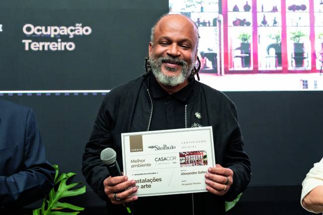CASACOR2024_FestaEncerramento_PrêmioVeja(AdrianaBarbosa)-03019.jpg Arquiteto Alexandre Salles, autor da melhor instalação de arte
