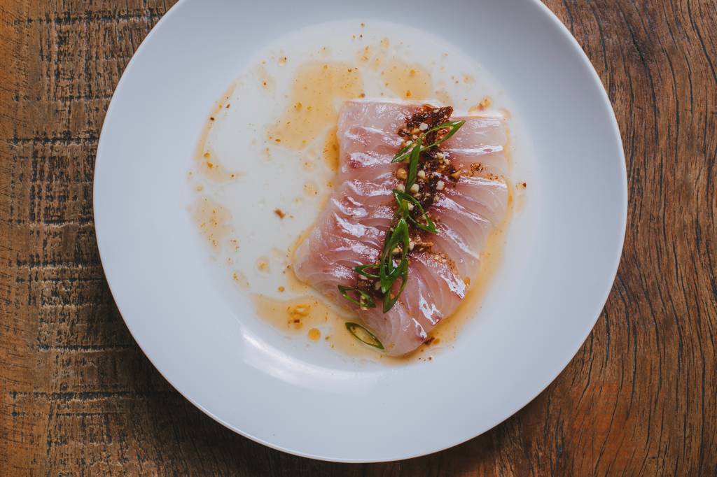 Cais, especializado em pescados, organiza jantar harmonizado beneficente